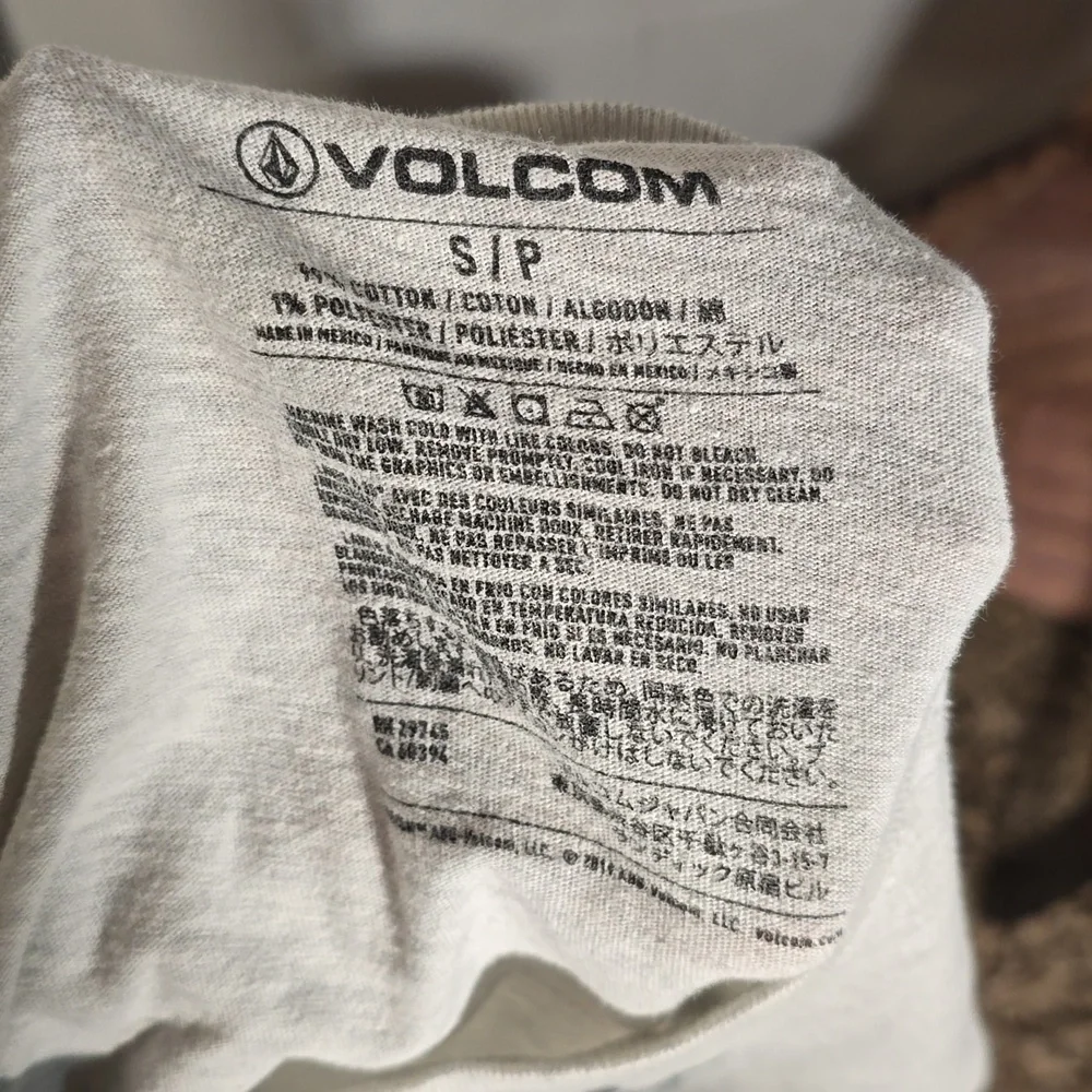 Volcom t shirt - Picture 6 of 6